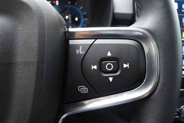 Volvo XC40 B4 211PK Automaat Ultimate Dark / Adaptieve Cruisecontrol / Elektr. schuifdak / Leer / Stoelverwarming / Stuurverwarming / Elektrische Stoelen / Elektr. achterklep / Harman Kardon / 360 graden camera /20" velgen