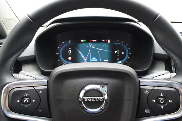 Volvo XC40 B4 211PK Automaat Ultimate Dark / Adaptieve Cruisecontrol / Elektr. schuifdak / Leer / Stoelverwarming / Stuurverwarming / Elektrische Stoelen / Elektr. achterklep / Harman Kardon / 360 graden camera /20" velgen
