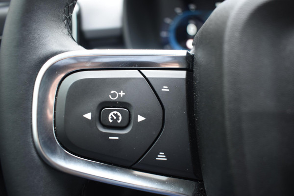 Volvo XC40 B4 211PK Automaat Ultimate Dark / Adaptieve Cruisecontrol / Elektr. schuifdak / Leer / Stoelverwarming / Stuurverwarming / Elektrische Stoelen / Elektr. achterklep / Harman Kardon / 360 graden camera /20" velgen