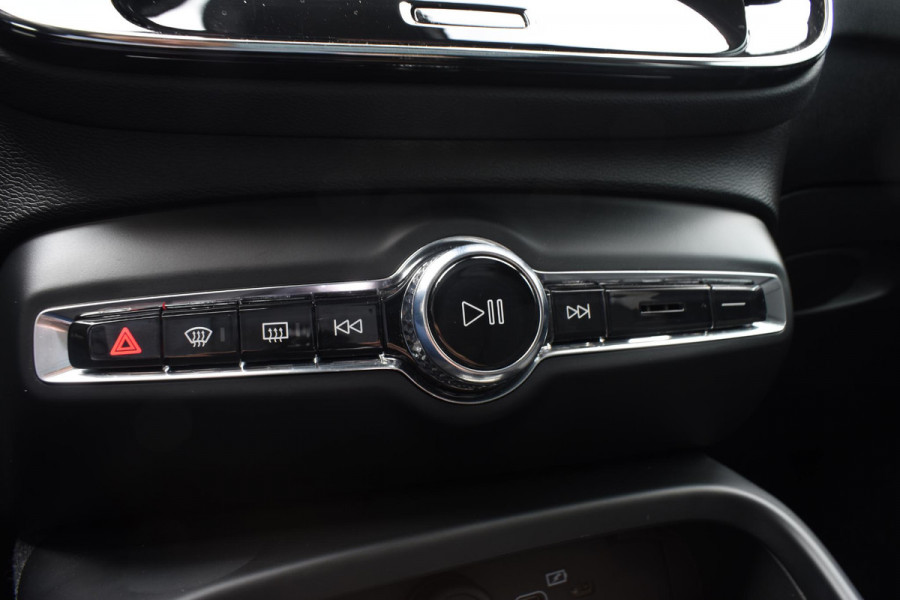 Volvo XC40 B4 211PK Automaat Ultimate Dark / Adaptieve Cruisecontrol / Elektr. schuifdak / Leer / Stoelverwarming / Stuurverwarming / Elektrische Stoelen / Elektr. achterklep / Harman Kardon / 360 graden camera /20" velgen