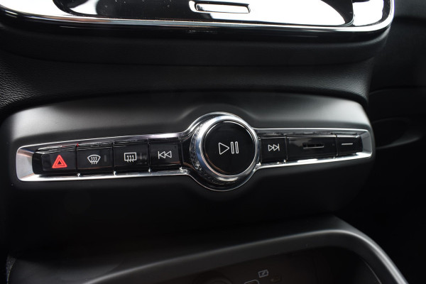 Volvo XC40 B4 211PK Automaat Ultimate Dark / Adaptieve Cruisecontrol / Elektr. schuifdak / Leer / Stoelverwarming / Stuurverwarming / Elektrische Stoelen / Elektr. achterklep / Harman Kardon / 360 graden camera /20" velgen