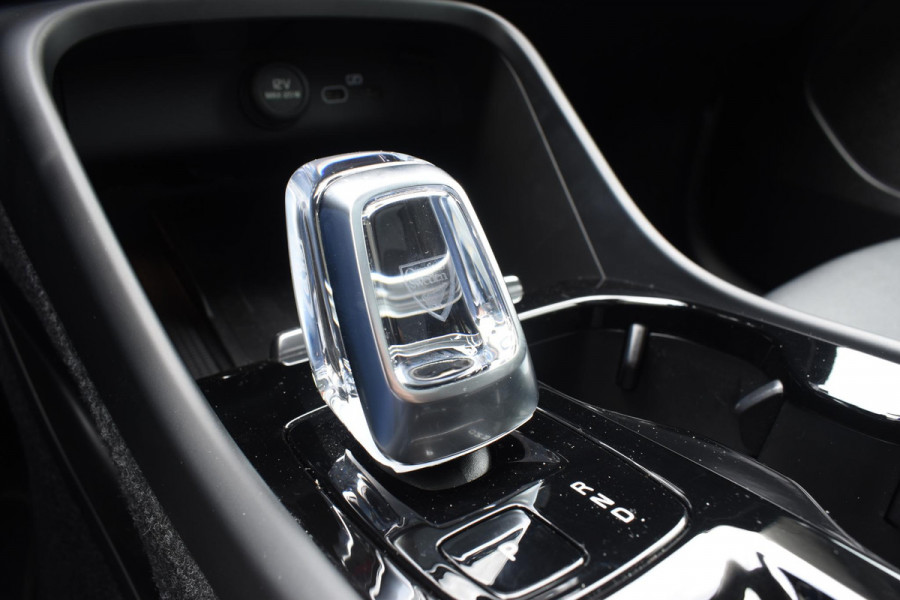 Volvo XC40 B4 211PK Automaat Ultimate Dark / Adaptieve Cruisecontrol / Elektr. schuifdak / Leer / Stoelverwarming / Stuurverwarming / Elektrische Stoelen / Elektr. achterklep / Harman Kardon / 360 graden camera /20" velgen