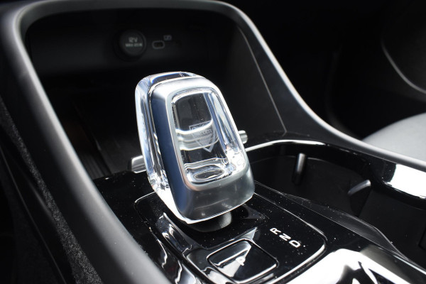 Volvo XC40 B4 211PK Automaat Ultimate Dark / Adaptieve Cruisecontrol / Elektr. schuifdak / Leer / Stoelverwarming / Stuurverwarming / Elektrische Stoelen / Elektr. achterklep / Harman Kardon / 360 graden camera /20" velgen