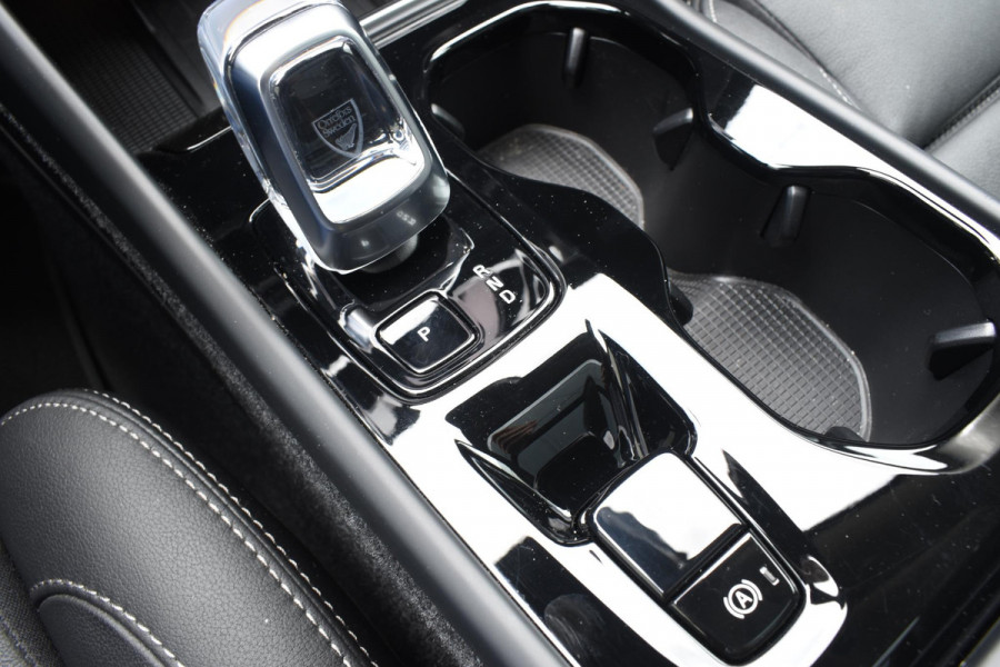 Volvo XC40 B4 211PK Automaat Ultimate Dark / Adaptieve Cruisecontrol / Elektr. schuifdak / Leer / Stoelverwarming / Stuurverwarming / Elektrische Stoelen / Elektr. achterklep / Harman Kardon / 360 graden camera /20" velgen
