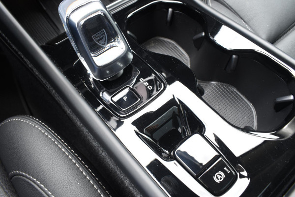 Volvo XC40 B4 211PK Automaat Ultimate Dark / Adaptieve Cruisecontrol / Elektr. schuifdak / Leer / Stoelverwarming / Stuurverwarming / Elektrische Stoelen / Elektr. achterklep / Harman Kardon / 360 graden camera /20" velgen
