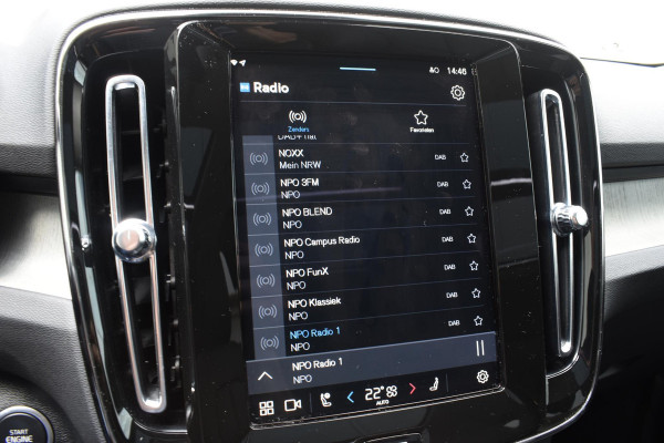 Volvo XC40 B4 211PK Automaat Ultimate Dark / Adaptieve Cruisecontrol / Elektr. schuifdak / Leer / Stoelverwarming / Stuurverwarming / Elektrische Stoelen / Elektr. achterklep / Harman Kardon / 360 graden camera /20" velgen