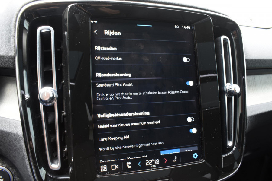 Volvo XC40 B4 211PK Automaat Ultimate Dark / Adaptieve Cruisecontrol / Elektr. schuifdak / Leer / Stoelverwarming / Stuurverwarming / Elektrische Stoelen / Elektr. achterklep / Harman Kardon / 360 graden camera /20" velgen