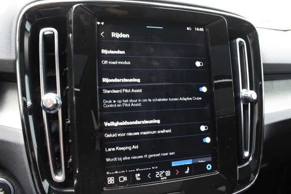 Volvo XC40 B4 211PK Automaat Ultimate Dark / Adaptieve Cruisecontrol / Elektr. schuifdak / Leer / Stoelverwarming / Stuurverwarming / Elektrische Stoelen / Elektr. achterklep / Harman Kardon / 360 graden camera /20" velgen