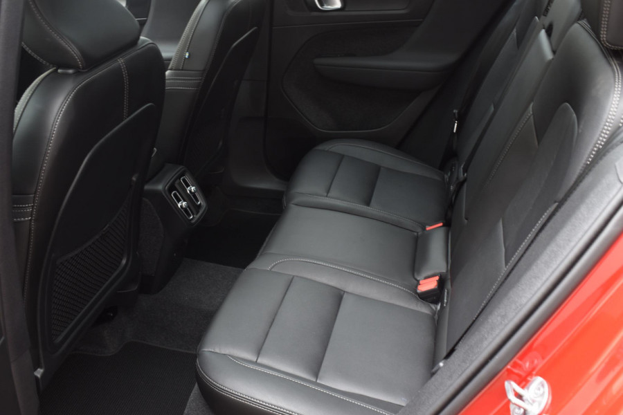 Volvo XC40 B4 211PK Automaat Ultimate Dark / Adaptieve Cruisecontrol / Elektr. schuifdak / Leer / Stoelverwarming / Stuurverwarming / Elektrische Stoelen / Elektr. achterklep / Harman Kardon / 360 graden camera /20" velgen