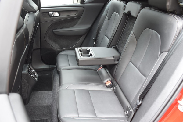 Volvo XC40 B4 211PK Automaat Ultimate Dark / Adaptieve Cruisecontrol / Elektr. schuifdak / Leer / Stoelverwarming / Stuurverwarming / Elektrische Stoelen / Elektr. achterklep / Harman Kardon / 360 graden camera /20" velgen