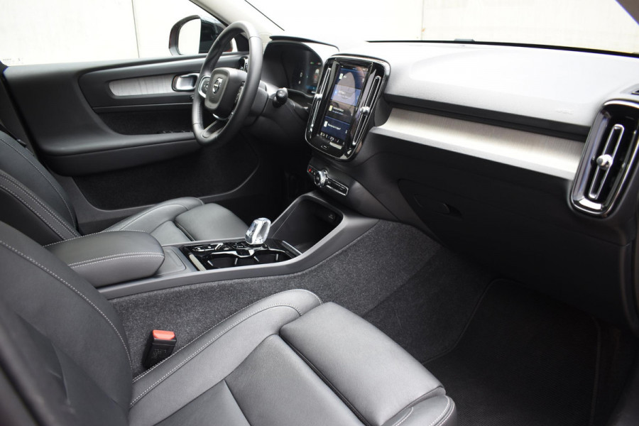 Volvo XC40 B4 211PK Automaat Ultimate Dark / Adaptieve Cruisecontrol / Elektr. schuifdak / Leer / Stoelverwarming / Stuurverwarming / Elektrische Stoelen / Elektr. achterklep / Harman Kardon / 360 graden camera /20" velgen
