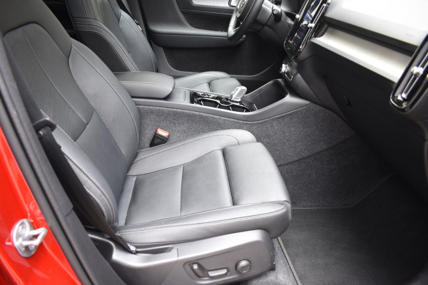 Volvo XC40 B4 211PK Automaat Ultimate Dark / Adaptieve Cruisecontrol / Elektr. schuifdak / Leer / Stoelverwarming / Stuurverwarming / Elektrische Stoelen / Elektr. achterklep / Harman Kardon / 360 graden camera /20" velgen