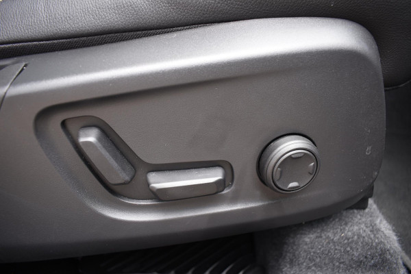 Volvo XC40 B4 211PK Automaat Ultimate Dark / Adaptieve Cruisecontrol / Elektr. schuifdak / Leer / Stoelverwarming / Stuurverwarming / Elektrische Stoelen / Elektr. achterklep / Harman Kardon / 360 graden camera /20" velgen