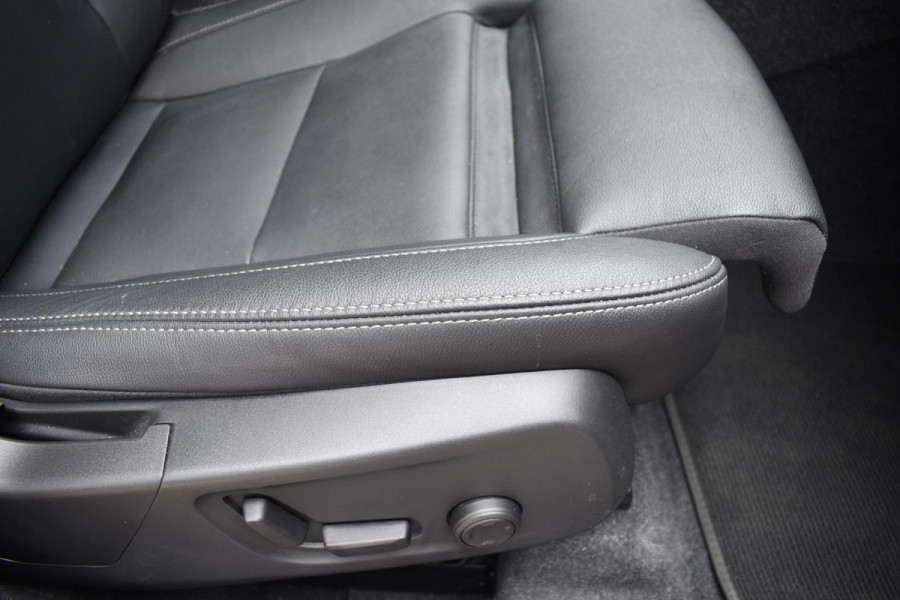 Volvo XC40 B4 211PK Automaat Ultimate Dark / Adaptieve Cruisecontrol / Elektr. schuifdak / Leer / Stoelverwarming / Stuurverwarming / Elektrische Stoelen / Elektr. achterklep / Harman Kardon / 360 graden camera /20" velgen