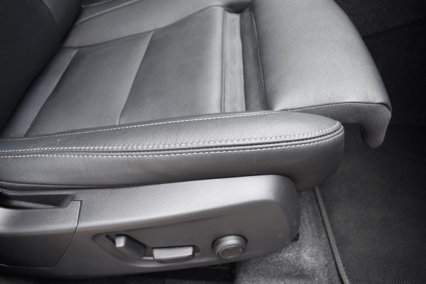 Volvo XC40 B4 211PK Automaat Ultimate Dark / Adaptieve Cruisecontrol / Elektr. schuifdak / Leer / Stoelverwarming / Stuurverwarming / Elektrische Stoelen / Elektr. achterklep / Harman Kardon / 360 graden camera /20" velgen