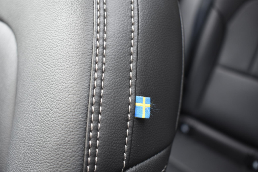 Volvo XC40 B4 211PK Automaat Ultimate Dark / Adaptieve Cruisecontrol / Elektr. schuifdak / Leer / Stoelverwarming / Stuurverwarming / Elektrische Stoelen / Elektr. achterklep / Harman Kardon / 360 graden camera /20" velgen