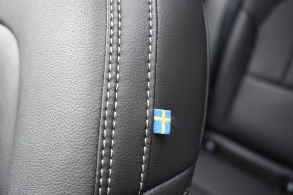 Volvo XC40 B4 211PK Automaat Ultimate Dark / Adaptieve Cruisecontrol / Elektr. schuifdak / Leer / Stoelverwarming / Stuurverwarming / Elektrische Stoelen / Elektr. achterklep / Harman Kardon / 360 graden camera /20" velgen