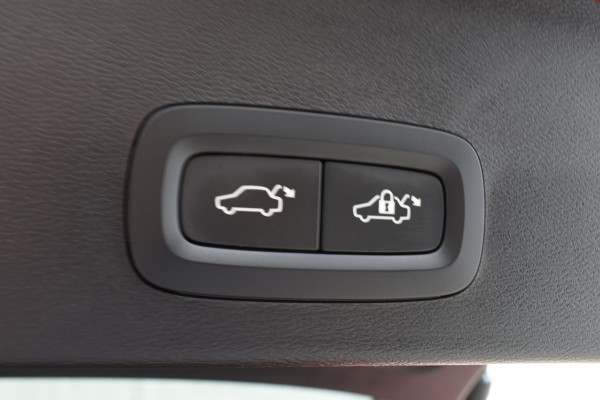 Volvo XC40 B4 211PK Automaat Ultimate Dark / Adaptieve Cruisecontrol / Elektr. schuifdak / Leer / Stoelverwarming / Stuurverwarming / Elektrische Stoelen / Elektr. achterklep / Harman Kardon / 360 graden camera /20" velgen