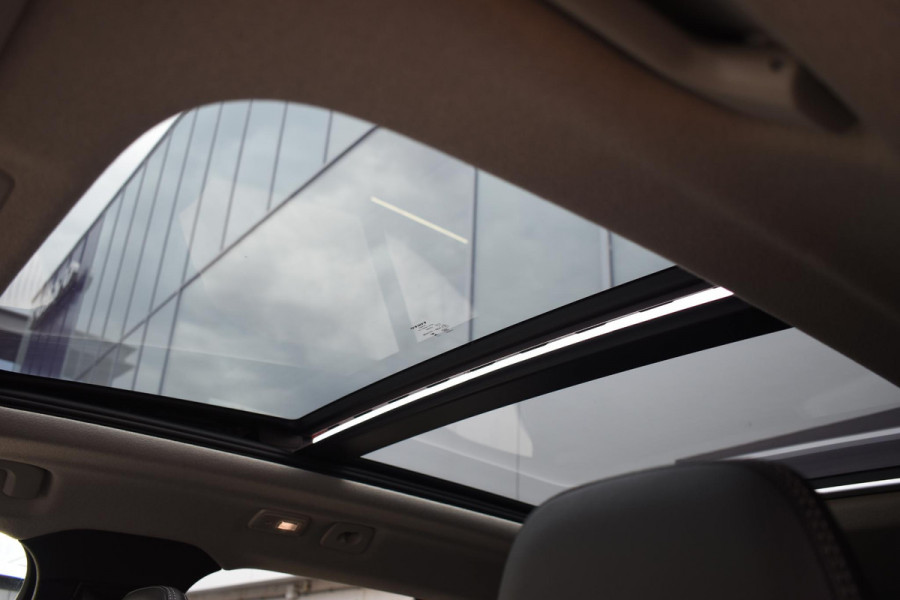 Volvo XC40 B4 211PK Automaat Ultimate Dark / Adaptieve Cruisecontrol / Elektr. schuifdak / Leer / Stoelverwarming / Stuurverwarming / Elektrische Stoelen / Elektr. achterklep / Harman Kardon / 360 graden camera /20" velgen