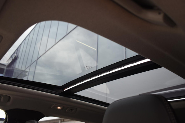 Volvo XC40 B4 211PK Automaat Ultimate Dark / Adaptieve Cruisecontrol / Elektr. schuifdak / Leer / Stoelverwarming / Stuurverwarming / Elektrische Stoelen / Elektr. achterklep / Harman Kardon / 360 graden camera /20" velgen