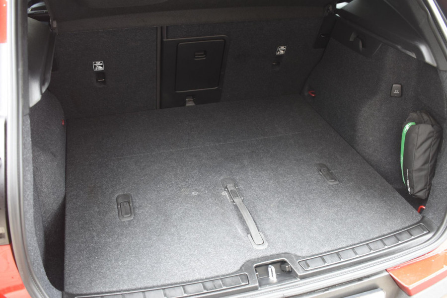Volvo XC40 B4 211PK Automaat Ultimate Dark / Adaptieve Cruisecontrol / Elektr. schuifdak / Leer / Stoelverwarming / Stuurverwarming / Elektrische Stoelen / Elektr. achterklep / Harman Kardon / 360 graden camera /20" velgen