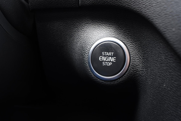 Volvo XC40 B4 211PK Automaat Ultimate Dark / Adaptieve Cruisecontrol / Elektr. schuifdak / Leer / Stoelverwarming / Stuurverwarming / Elektrische Stoelen / Elektr. achterklep / Harman Kardon / 360 graden camera /20" velgen