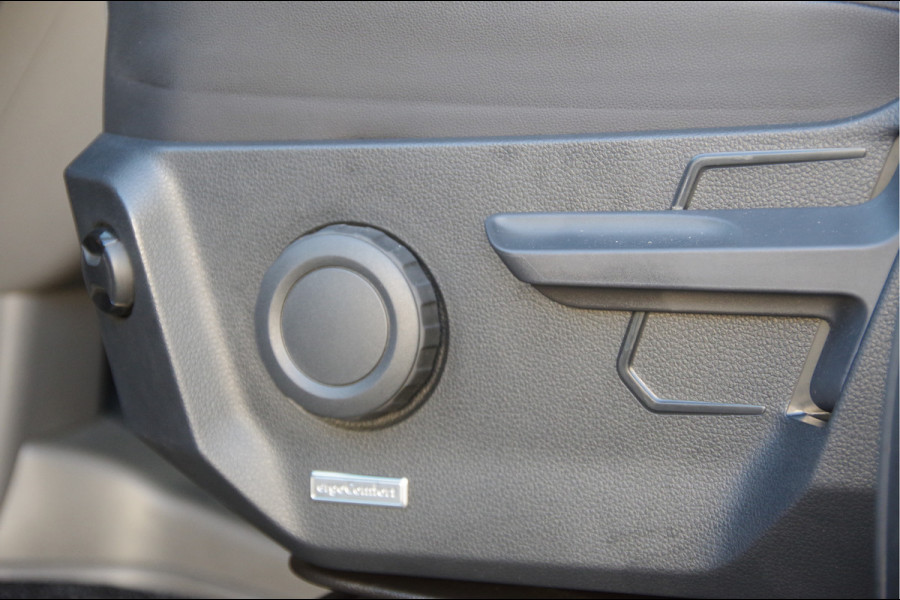 Volkswagen Crafter 35 2.0 TDI L3H2 EXCLUSIVE 177PK AUT. LED, LEDER, TREKHAAK, ADAPT. CRUISE, STOELVERWARMING, CAMERA, NAVI, NL AUTO, NAP