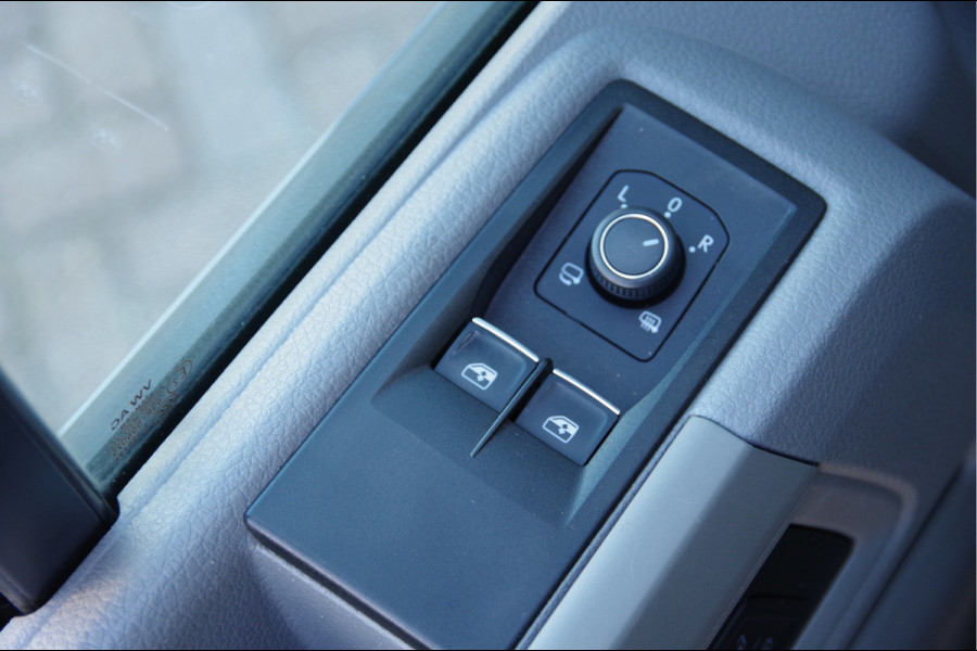 Volkswagen Crafter 35 2.0 TDI L3H2 EXCLUSIVE 177PK AUT. LED, LEDER, TREKHAAK, ADAPT. CRUISE, STOELVERWARMING, CAMERA, NAVI, NL AUTO, NAP