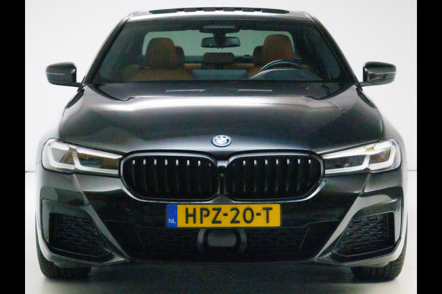 BMW 5 Serie 545e xDrive High Exec. M-sport Black Edition 394 PK | Open Dak | Trekhaak elec. | Volledig leder 360 Camera, Stoel- en stuurverwarming