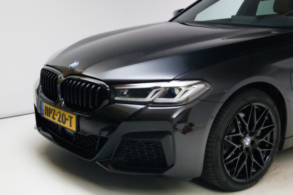 BMW 5 Serie 545e xDrive High Exec. M-sport Black Edition 394 PK | Open Dak | Trekhaak elec. | Volledig leder 360 Camera, Stoel- en stuurverwarming