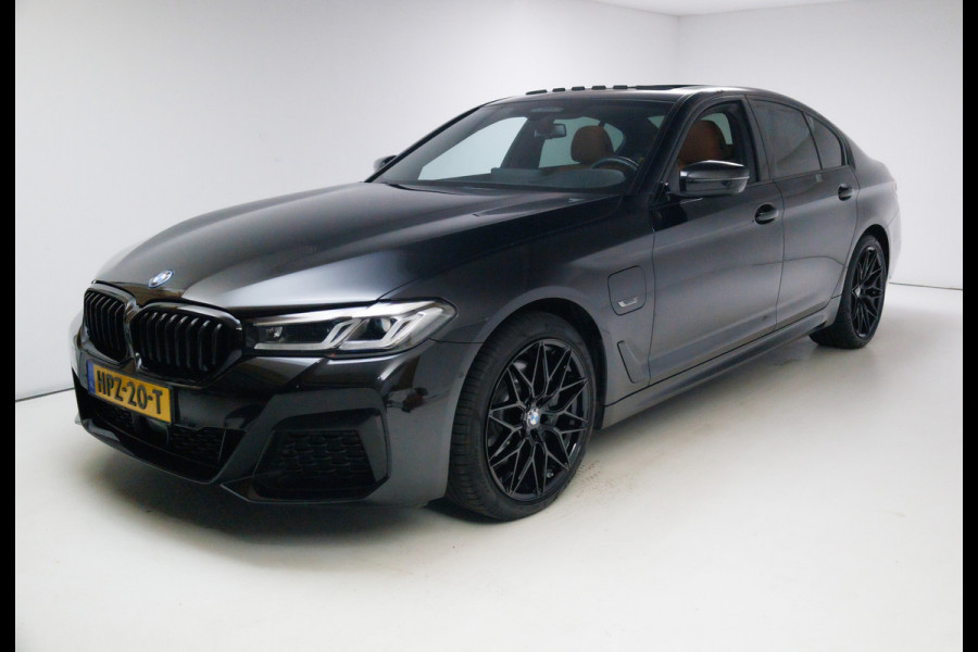 BMW 5 Serie 545e xDrive High Exec. M-sport Black Edition 394 PK | Open Dak | Trekhaak elec. | Volledig leder 360 Camera, Stoel- en stuurverwarming