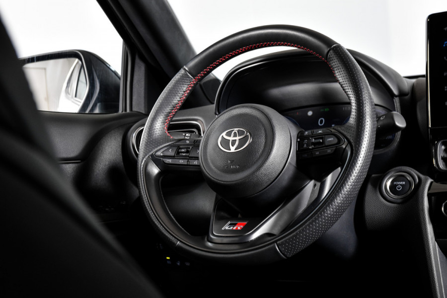 Toyota Yaris Cross 1.5 Hybrid 130 GR Sport (Nieuw model) | Dig.Cockpit | Adapt.Cruise | Stoel+Stuurverw. | Camera | PDC + NAV + App.Connect (Draadloos) | ECC | LM 18" | 2210