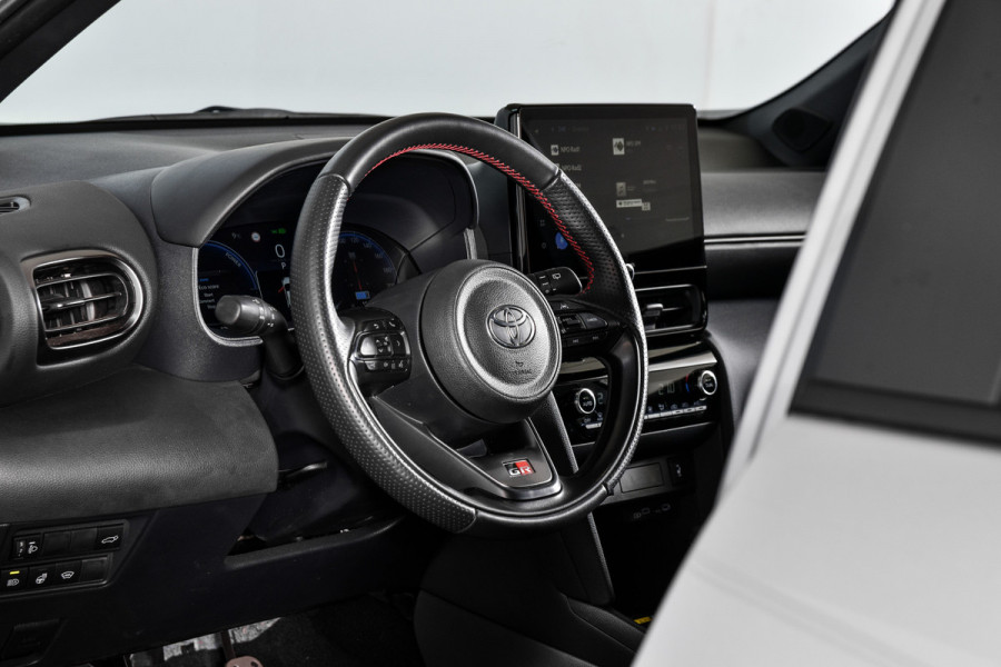 Toyota Yaris Cross 1.5 Hybrid 130 GR Sport (Nieuw model) | Dig.Cockpit | Adapt.Cruise | Stoel+Stuurverw. | Camera | PDC + NAV + App.Connect (Draadloos) | ECC | LM 18" | 2210