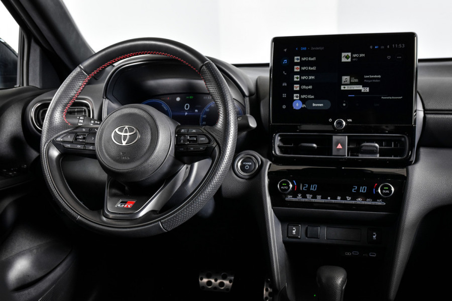 Toyota Yaris Cross 1.5 Hybrid 130 GR Sport (Nieuw model) | Dig.Cockpit | Adapt.Cruise | Stoel+Stuurverw. | Camera | PDC + NAV + App.Connect (Draadloos) | ECC | LM 18" | 2210