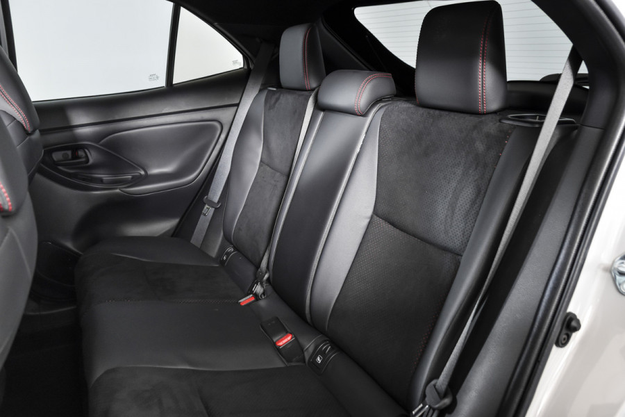 Toyota Yaris Cross 1.5 Hybrid 130 GR Sport (Nieuw model) | Dig.Cockpit | Adapt.Cruise | Stoel+Stuurverw. | Camera | PDC + NAV + App.Connect (Draadloos) | ECC | LM 18" | 2210