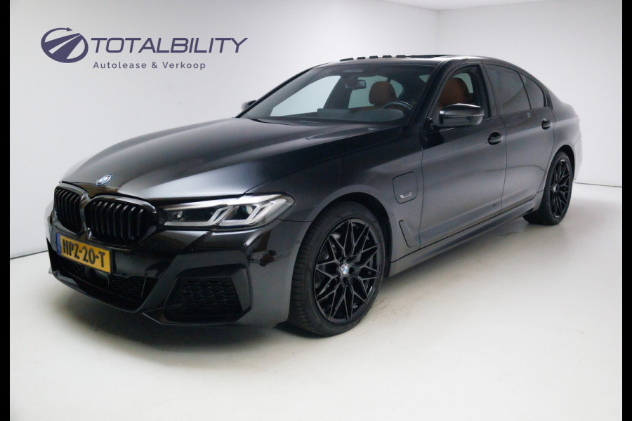 BMW 5 Serie 545e xDrive High Exec. M-sport Black Edition 394 PK | Open Dak | Trekhaak elec. | Volledig leder 360 Camera, Stoel- en stuurverwarming