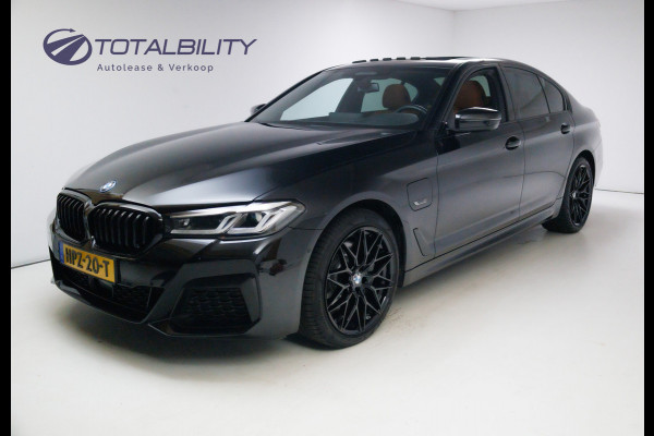 BMW 5 Serie 545e xDrive High Exec. M-sport Black Edition 394 PK | Open Dak | Trekhaak elec. | Volledig leder 360 Camera, Stoel- en stuurverwarming