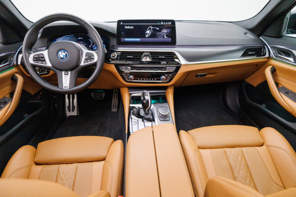 BMW 5 Serie 545e xDrive High Exec. M-sport Black Edition 394 PK | Open Dak | Trekhaak elec. | Volledig leder 360 Camera, Stoel- en stuurverwarming