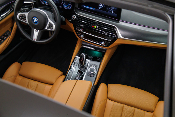 BMW 5 Serie 545e xDrive High Exec. M-sport Black Edition 394 PK | Open Dak | Trekhaak elec. | Volledig leder 360 Camera, Stoel- en stuurverwarming