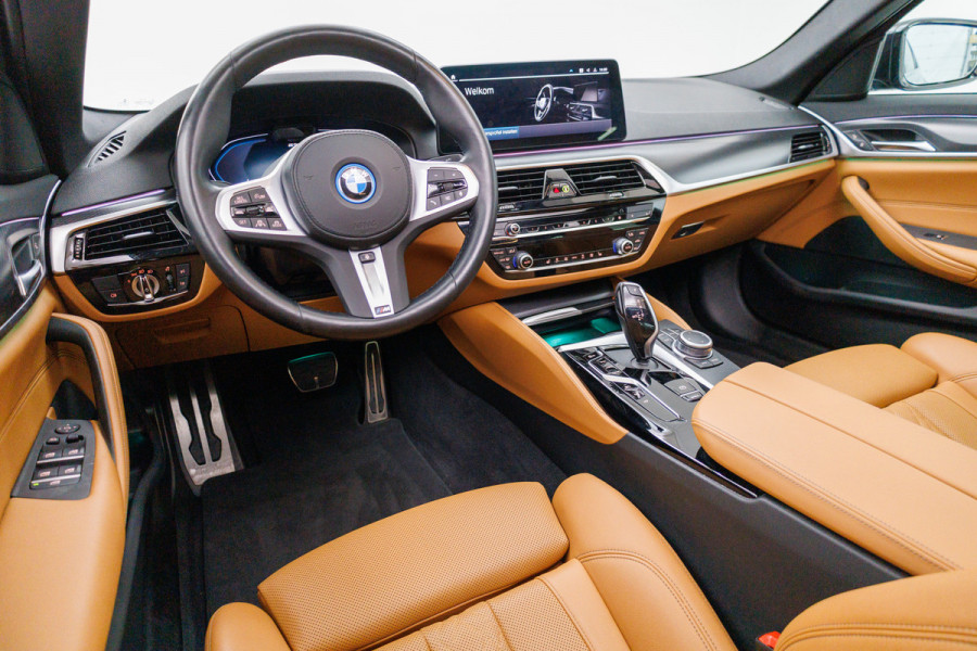 BMW 5 Serie 545e xDrive High Exec. M-sport Black Edition 394 PK | Open Dak | Trekhaak elec. | Volledig leder 360 Camera, Stoel- en stuurverwarming