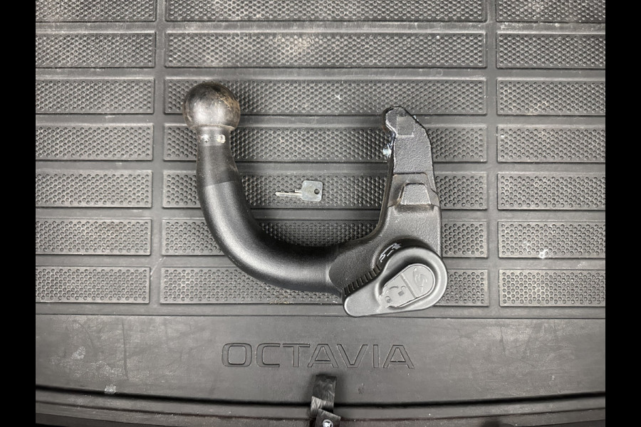Škoda Octavia 1.5 TSI Greentech Sport Business Aut. *PANO | FULL-LED | DIGI-COCKPIT | NAVI-FULLMAP | SPORT-SEATS | CAMERA | CARPLAY | DAB+ | ECC | PDC | CRUISE | 18''ALU | TOWBAR*