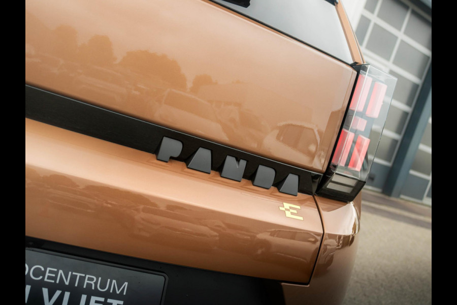 Fiat Grande Panda La Prima 11 kW 44 kWh | Uit voorraad leverbaar | Clima | Cruise | Camera | Apple Carplay | 17" | Navi | Winter Pack