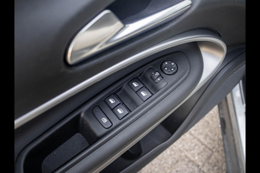 Jeep Avenger 1st Edition 54 kWh | Clima | Cruise | Adapt. Camera | Apple Carplay | BSM | 18" | Keyless | Winter Pack
