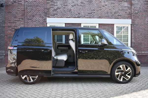 Volkswagen ID. Buzz 1st 77kWh | Achteruitrijcamera | Prachtig wit interieur | Verwarmde voorstoelen | Verwarmd stuurwiel