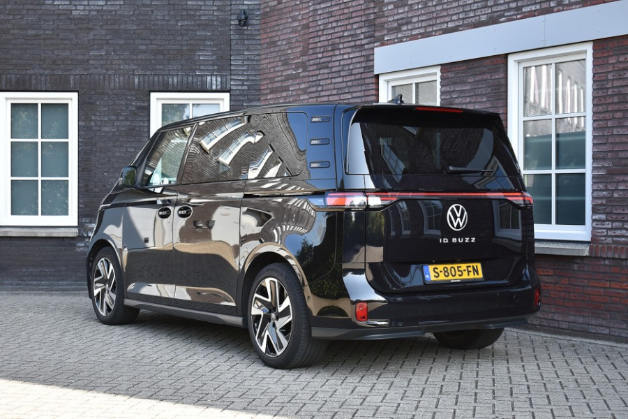 Volkswagen ID. Buzz 1st 77kWh | Achteruitrijcamera | Prachtig wit interieur | Verwarmde voorstoelen | Verwarmd stuurwiel