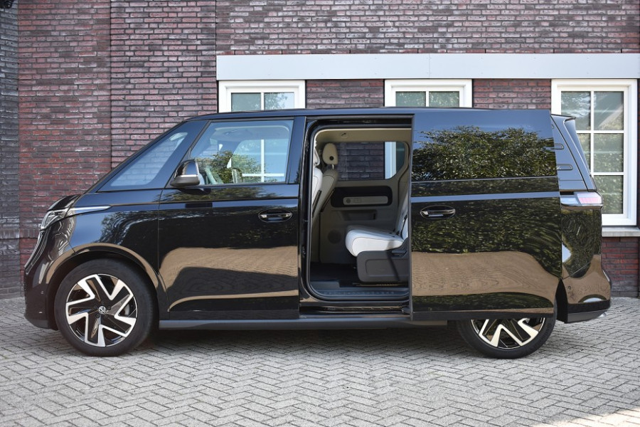 Volkswagen ID. Buzz 1st 77kWh | Achteruitrijcamera | Prachtig wit interieur | Verwarmde voorstoelen | Verwarmd stuurwiel