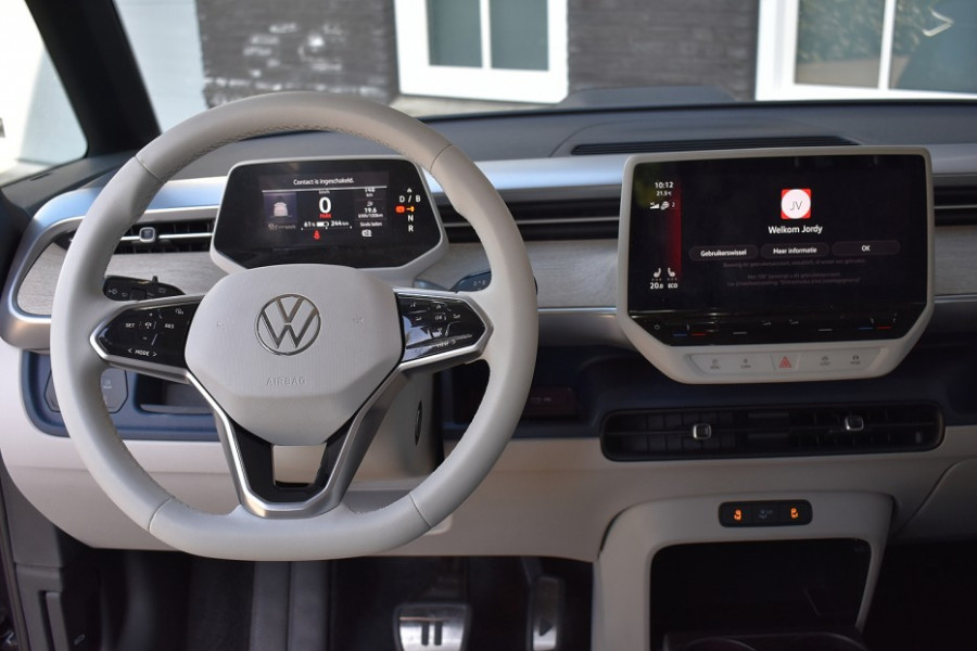 Volkswagen ID. Buzz 1st 77kWh | Achteruitrijcamera | Prachtig wit interieur | Verwarmde voorstoelen | Verwarmd stuurwiel