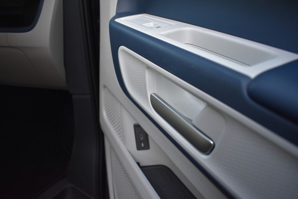 Volkswagen ID. Buzz 1st 77kWh | Achteruitrijcamera | Prachtig wit interieur | Verwarmde voorstoelen | Verwarmd stuurwiel