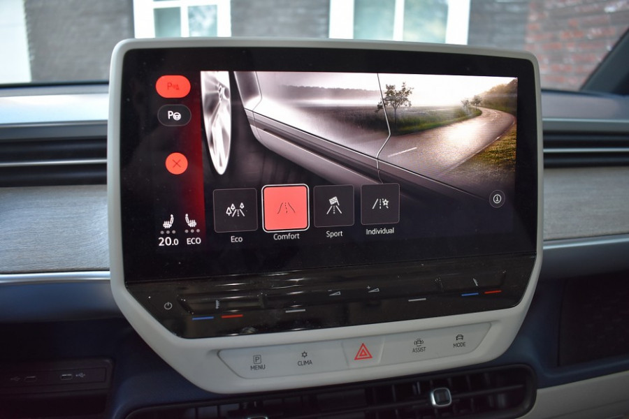 Volkswagen ID. Buzz 1st 77kWh | Achteruitrijcamera | Prachtig wit interieur | Verwarmde voorstoelen | Verwarmd stuurwiel