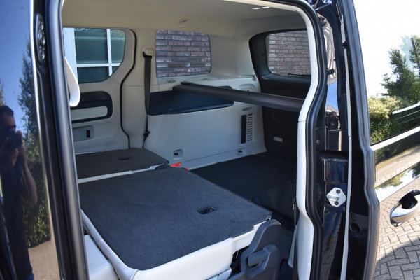 Volkswagen ID. Buzz 1st 77kWh | Achteruitrijcamera | Prachtig wit interieur | Verwarmde voorstoelen | Verwarmd stuurwiel